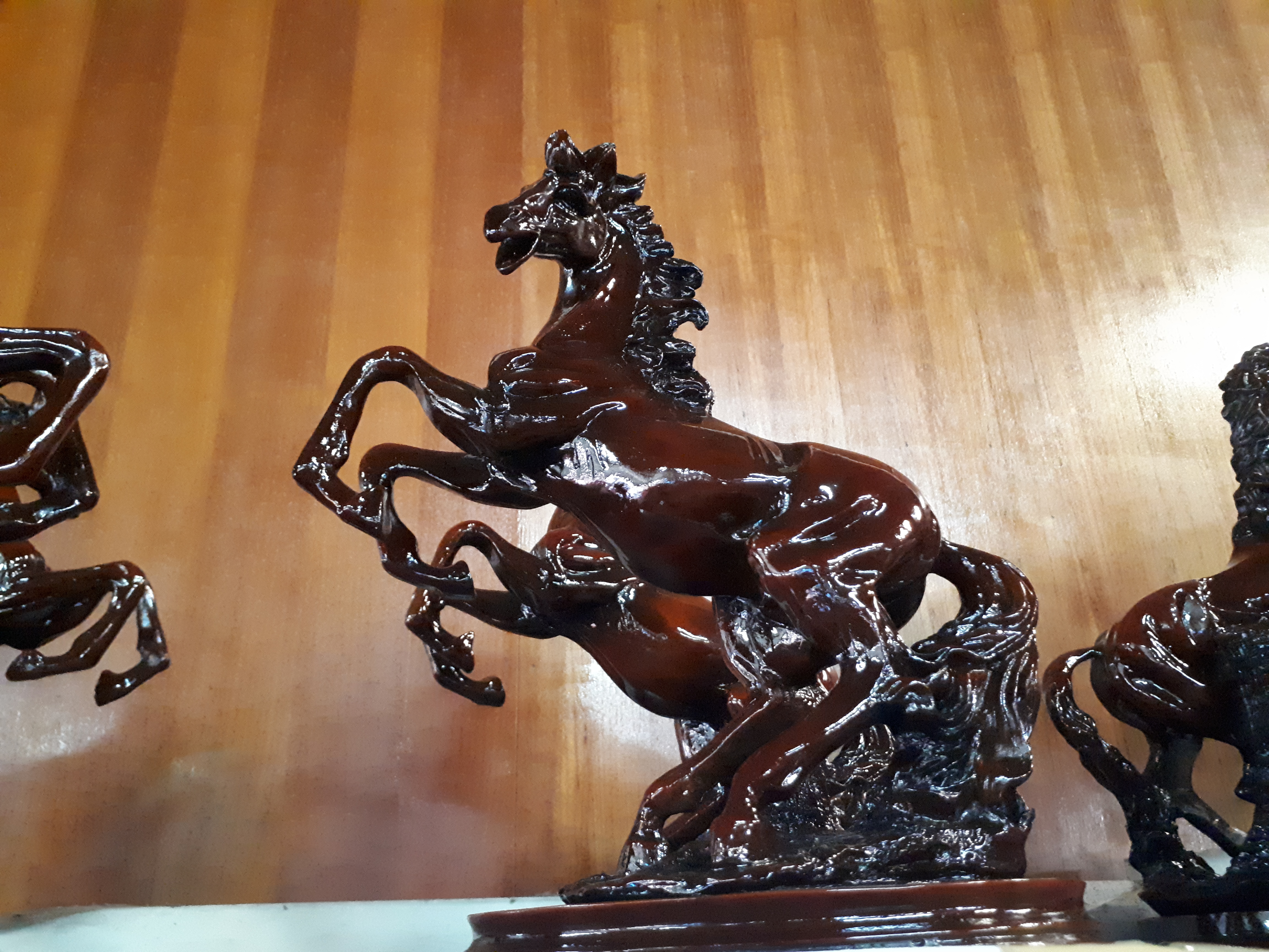 รูปหล่อ รูปปั้น ม้า ใหญ่ เรซิ่น เคลือบเงา (ขนาด สูง33ซม กว้าง23ซม)