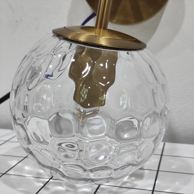 โคมไฟติดผนังแก้วทรงกลมก้านสีทองเหลือง [GB15]