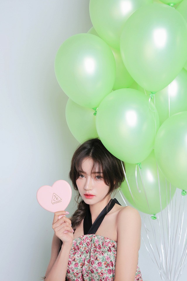 (#Blue) 3CE Love 3CE Heart Hand Mirror กระจกแต่งหน้า รูปทรงหัวใจ สีพาสเทล น่ารักสดใส