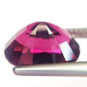 Untreated Natural Rhodolite พลอยโรโดไลท์ ไม่ผ่านการอบ รูปไข่หนัก 5.10 กะรัต สีม่วง โทนเข้ม ไม่ติดดำ หรือม่วงออกบานเย็น สีสวย ในใบเซอร์ให้สี Purple