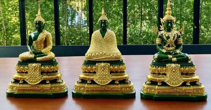 รูปหล่อ พระแก้วมรกต 3ฤดู (หน้าตัก5นิ้ว ฐาน9นิ้ว สูง12.5นิ้ว) เนื้อหยกผสมเรซิ่น ปิดทอง