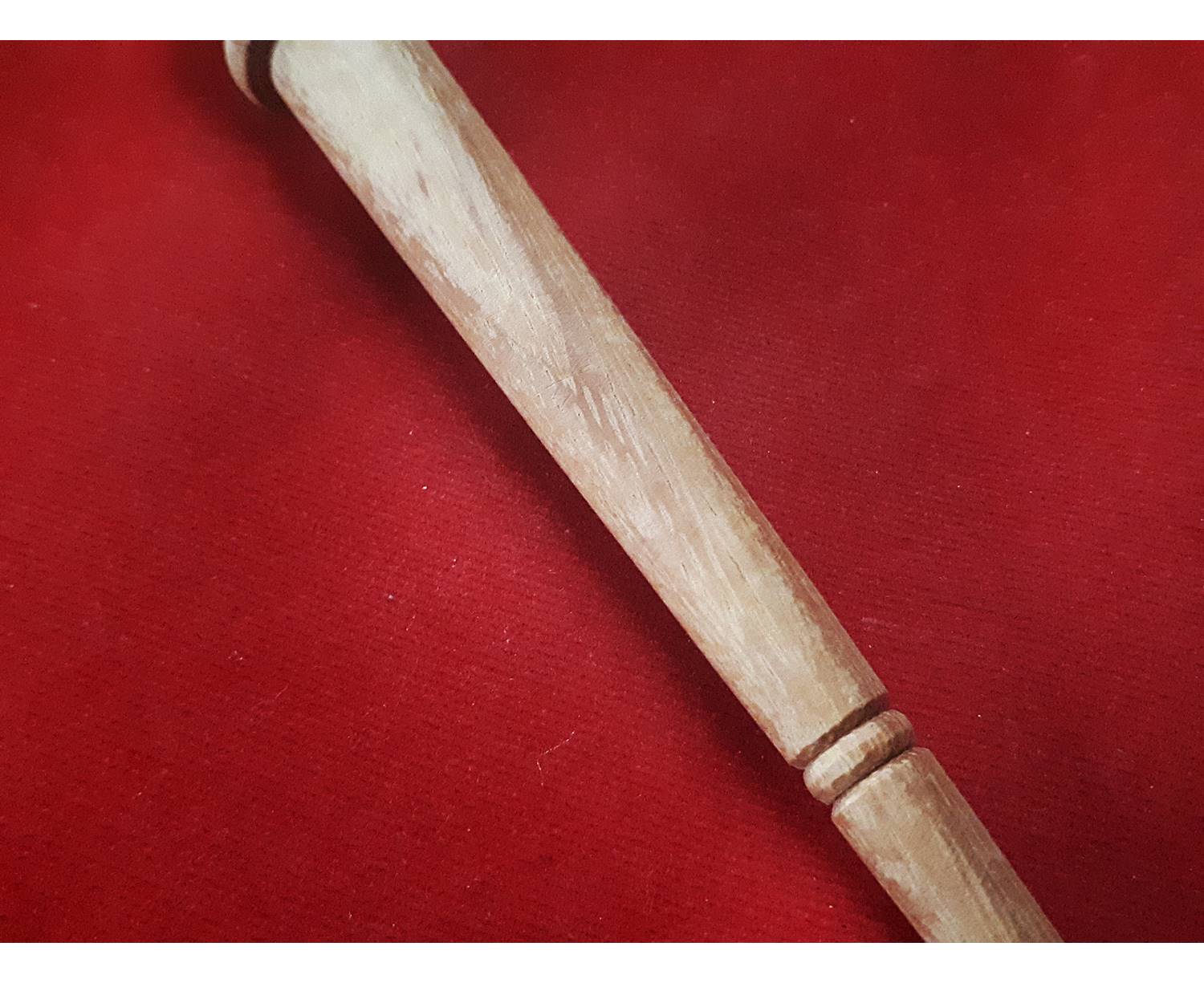 ไม้ครู (ยาว7นิ้ว ไม้หลังคาดบสถ์ จารมือ หัวใจท้าวเวสสุวรรณ) - หลวงพ่ออุดม วัดพิชัยสงคราม