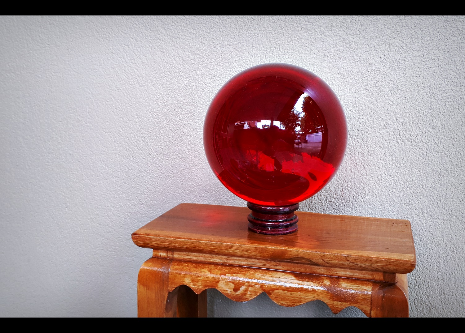 ลูกแก้ว 9 สี สีแดง สีเหลือง สีส้ม สีเขียว สีน้ำเงิน สีม่วง สีชมพู่ สีฟ้า สีดำ ขนาด 4 นิ้ว (11 ซม.) พร้อมฐานตั้งรองวาง