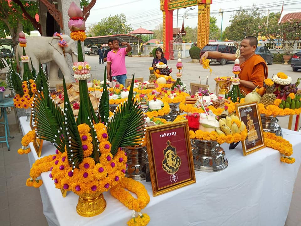 เหรียญหลวงพ่อกวย วัดโฆสิตาราม(วัดบ้านแค) เนื้อกระไหล่ทองคำ ลงยาแดง ปี2562 (แยกจากชุดกรรมการ) #รับประกันแท้ รูปภาพ สี หลวงพ่อกวย วัดโฆสิตาราม(วัดบ้านแค) (ขนาดตั้งบูชา 11x15นิ้ว) ปี2562 #รับประกันแท้ -- #พิธีดีมากดวงจิตหลวงพ่อกวยมาเสกให้เอง