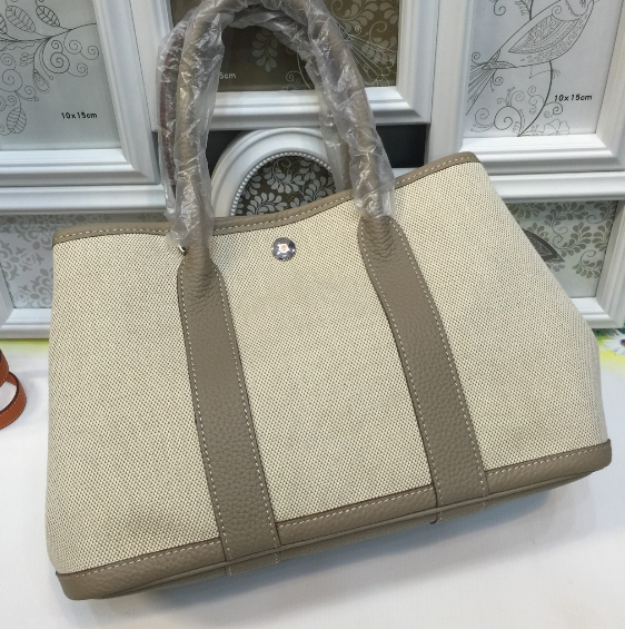 กระเป่า hm garden party leather + canvas 30 cm ตอนนี้มีแต่งานสั่งทำราคาหลักหมื่นสอบถามได้ค่ะ