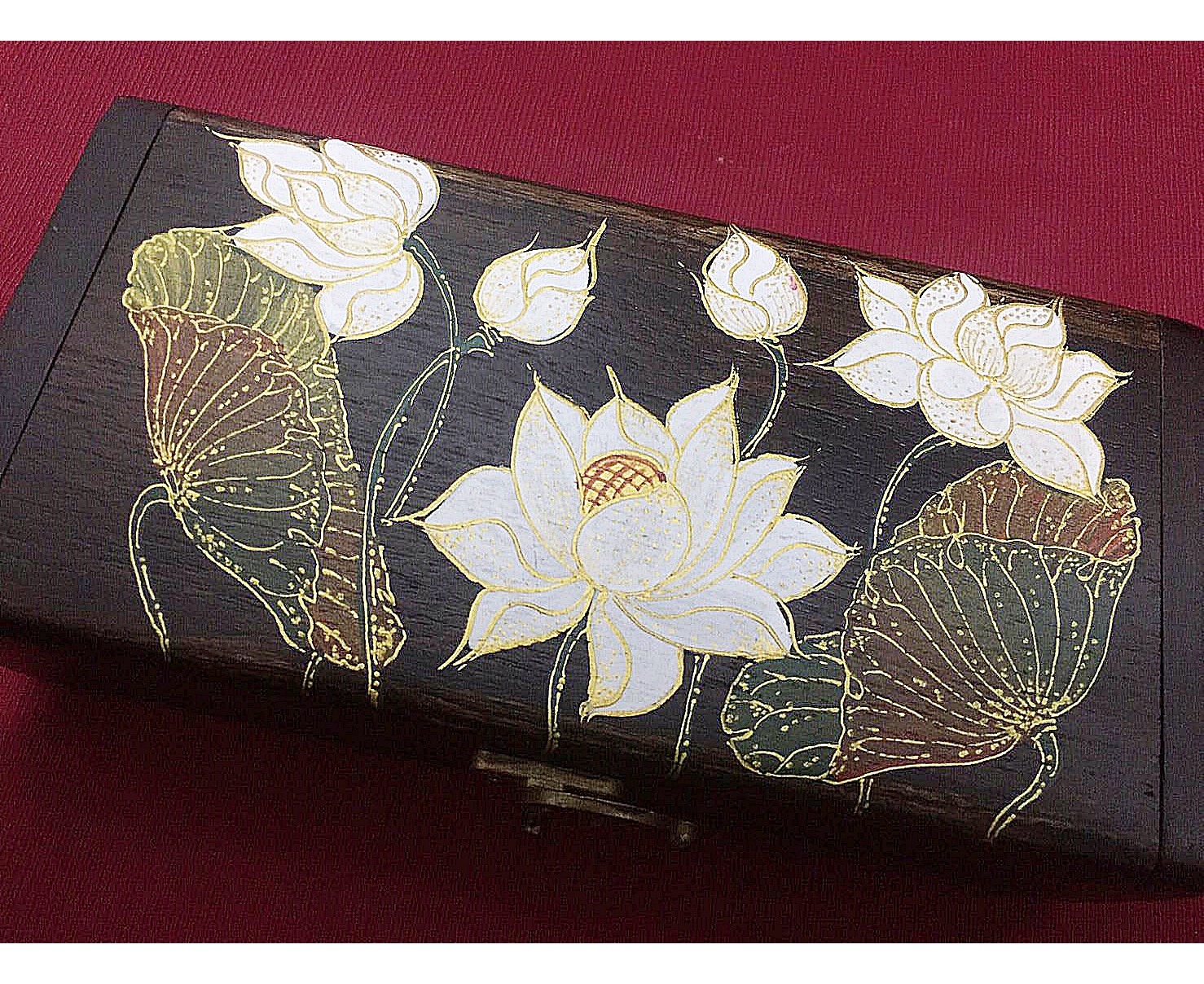 กล่อง หีบตลับกลัก เนื้อไม้สัก วาดลายดอกบัวขาว(งานฝีมือ) (ก9×ย18×ส5ซม) (ความหนาเนื้อไม้ 10มิล) - (ใส่เก็บของต่างหรือวัตถุมงคล แนวคลาสิคโบราณ วินเทจ Vintage แต่งบ้าน แต่งร้าน)