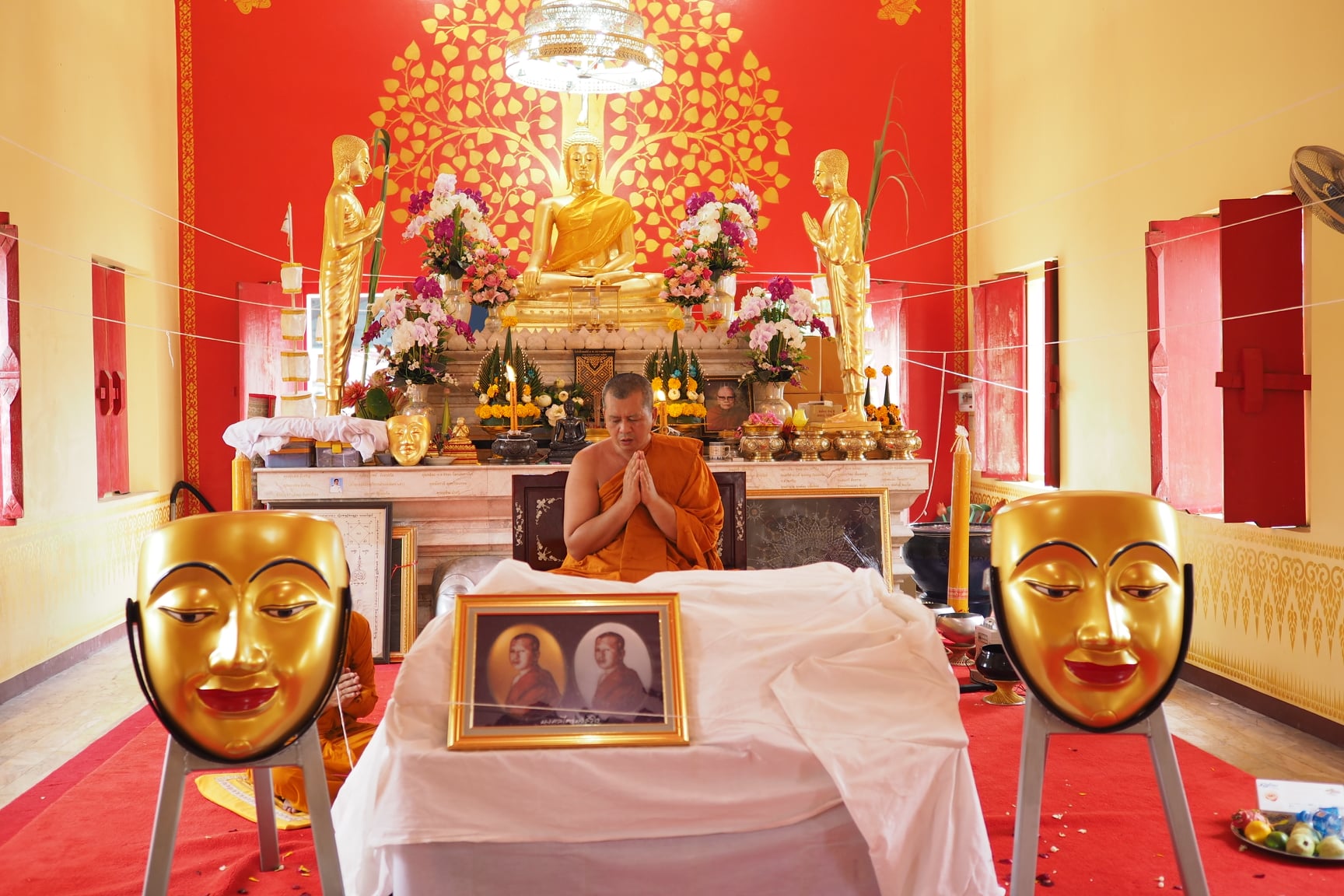 ล็อกเก็ต ฉากทอง ตอกโค็ด (หลังฝัง ผงมวลสาร/เกศา/จีวร/พระชัยวัฒน์ เนื้อเงินแท้/ตะกรุด ทองคำ-เงิน แท้) ปี2562-2563 (สร้าง19องค์) - หลวงพี่เก่ง วัดท่าเสา จ.สมุทรสาคร