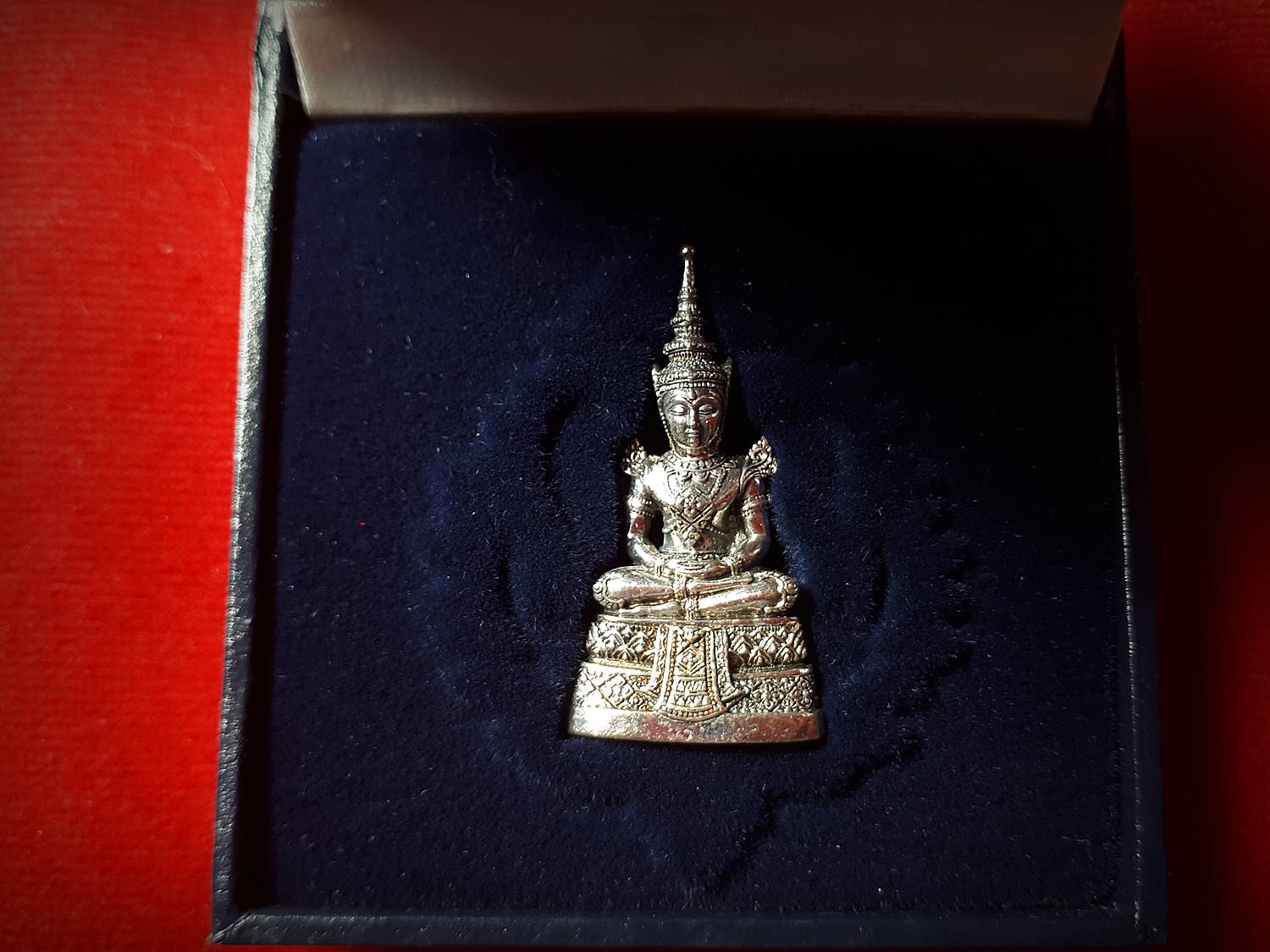 พระแก้วมรกต เนื้อเงินแท้ ปี2539 #รับประกันแท้ (ขนาดลอยองค์ ห้อยคอ น้ำหนัก ประมาณ10กรัม) - พิธีปลุกเสกใหญ่ใน วัดพระศรีรัตนศาสดาราม(วัดพระแก้ว)