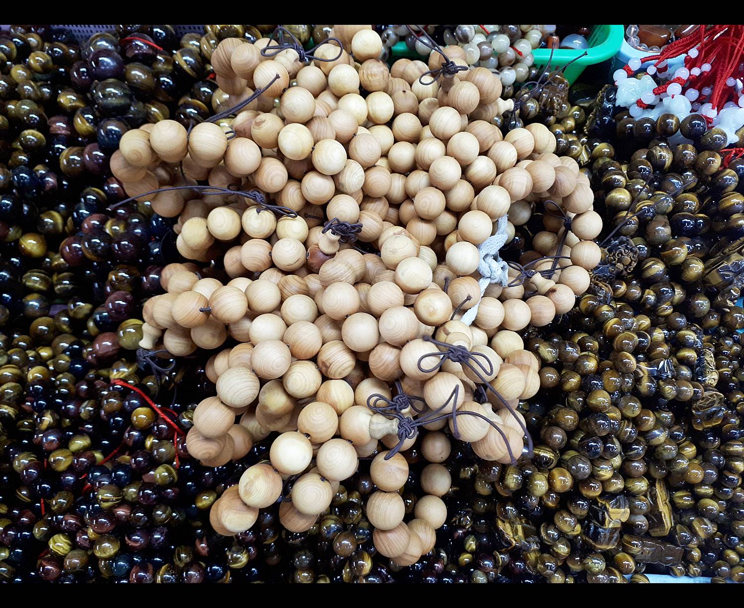 ้ประคำ ข้อมือ เนื้อไม้หอม (เม็ดเล็ก 12เม็ด) (ขายปลีก ขายส่ง)