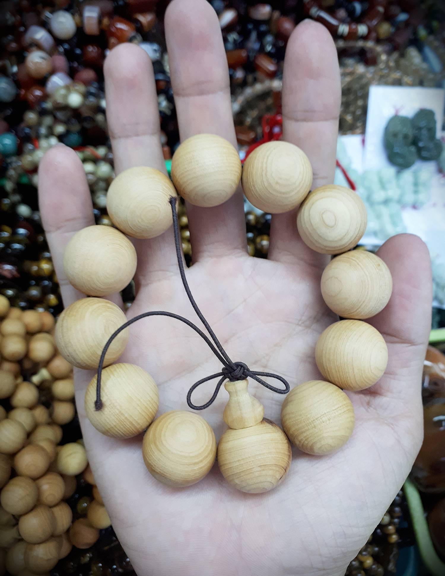 ้ประคำ ข้อมือ เนื้อไม้หอม (เม็ดใหญ่ 12เม็ด) (ขายปลีก ขายส่ง)