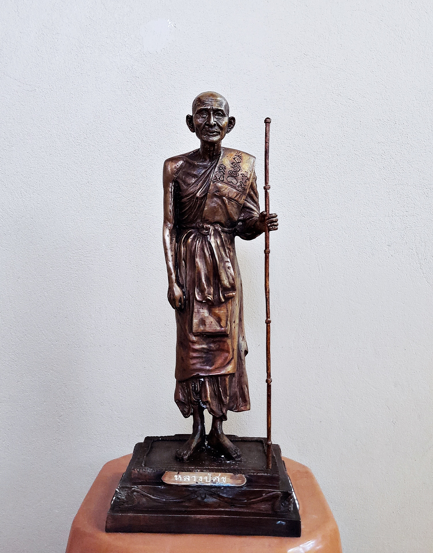 รูปหล่อ หลวงปู่ศุข วัดปากคลองมะข่ามเฒ่า ยืนถือไม้เท้า (องค์ใหญ่ สูง18นิ้ว กว้าง7.5นิ้ว ลึก7นิ้ว) องค์นำฤกษ์ ปลุกเสกแล้ว พิธีปลุกเสกใหญ่ กฐิน ปี2562 (องค์นำฤกษ์จำนวนการสร้าง 9องค์)) #รับประกันแท้