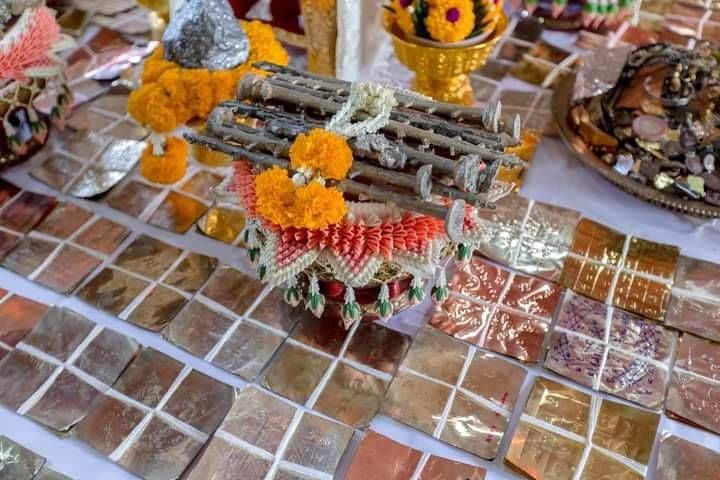 พระกริ่ง หลวงพ่อกวย ชุตินฺธโร (ฉายา "ชุ-ติน-ธะ-โร" ของ หลวงพ่อกวย แปลว่าผู้ทรงไว้ซึ่งความรุ่งเรือง ) รุ่นแรก เนื้อทองลำอู่+เนื้อชนวน (ชุดกรรมการ) ปี2565 #รับประกันแท้ - หลวงพ่อกวย วัดโฆสิตาราม