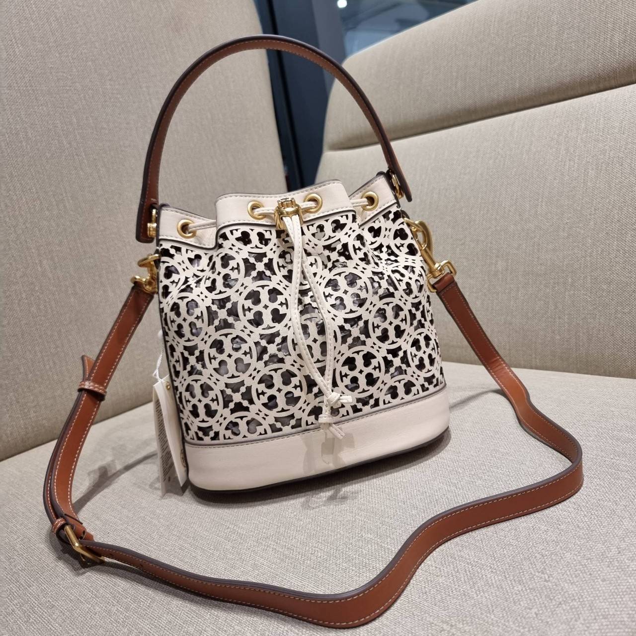 TORY BURCH T MONOGRAM LASER-CUT BUCKET BAG (แอดไลน์ก่อนสั่งซื้อ)