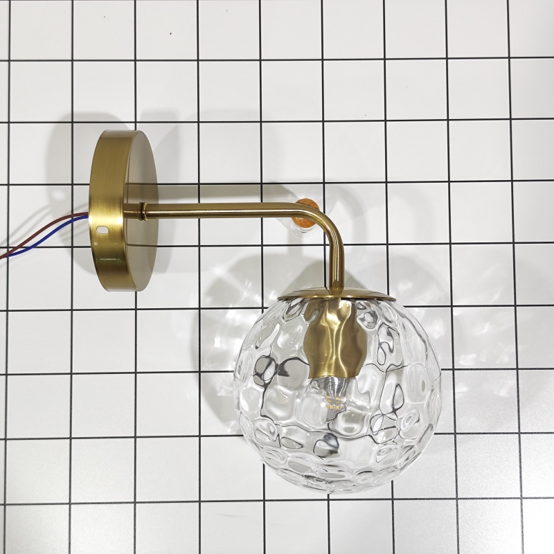โคมไฟติดผนังแก้วทรงกลมก้านสีทองเหลือง [GB15]