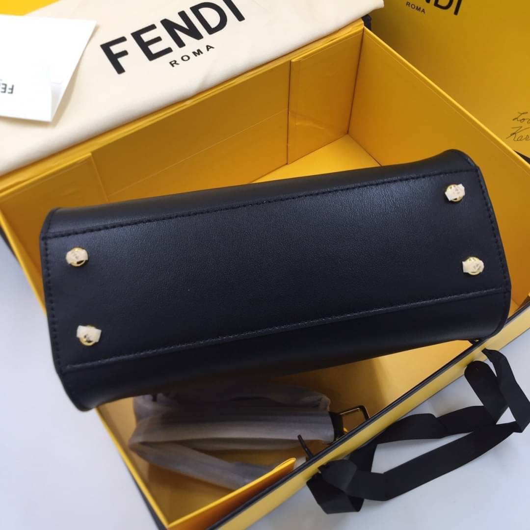 กระเป๋า fd peekaboo 27 cm. มีหลายสีสอบถามได้ค่ะ