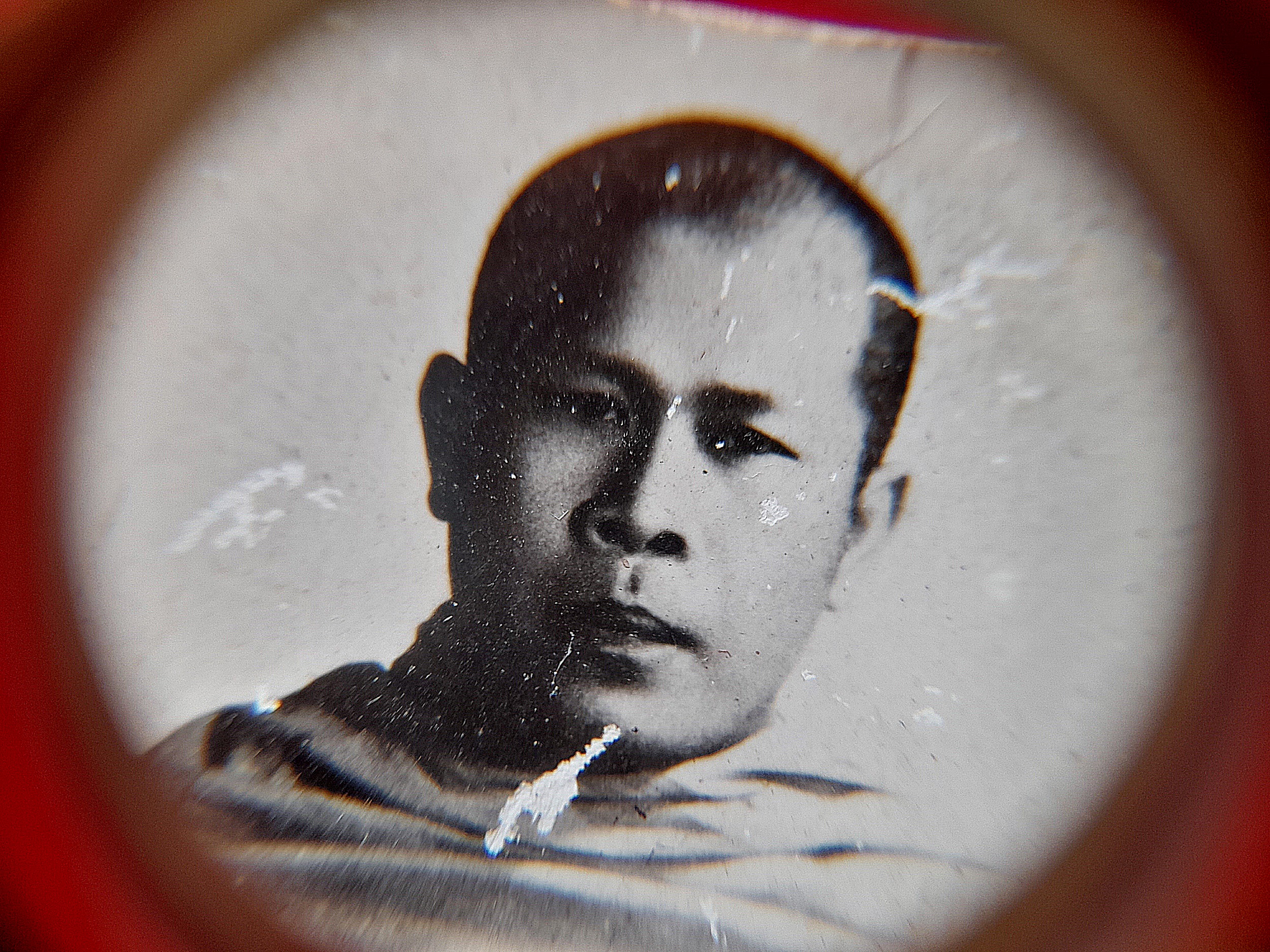 รูปภาพ หลวงพ่อยงยุทธ วัดเขาไม้แดง จ.ชลบุรี (ครึ่งองค์ ขาวดำ 2นิ้ว) #รับประกันแท้และทัน