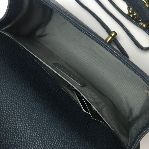 กระเป๋า cn boy flap bag caviar skin 10 นิ้ว อะไหล่เงิน/ทอง สีน้ำเงิน