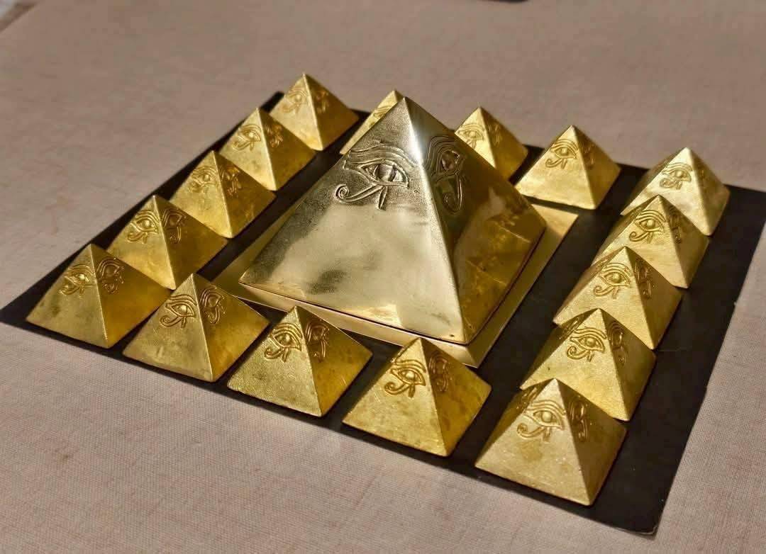 พีระมิด(เล็ก) เนื้อทองเหลือง ปี2568 - หลวงพ่อบ๊ะ วัดโพธิลังการ์
