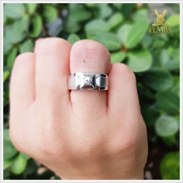 แหวนเพทายขาว สวยใสดั่งเพชรแท้ ดีไซน์เรียบๆ ดูดีมีสไตล์