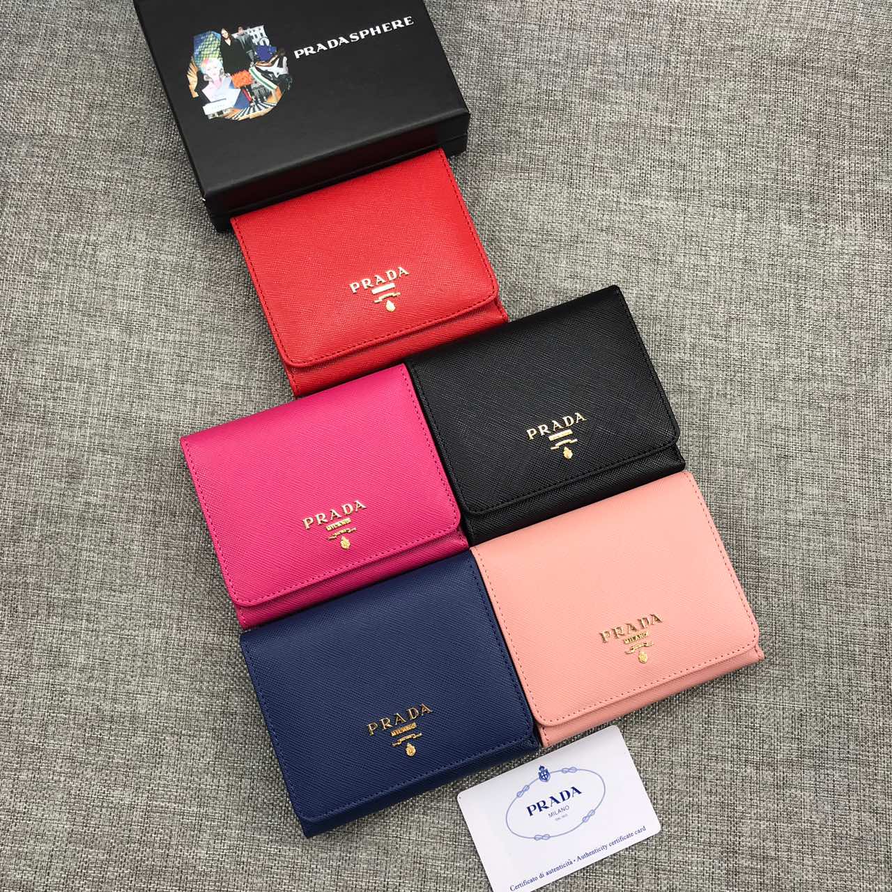 กระเป๋าสตางค์ pd saffiano wallet 3 พับ ใบสั้น โลโก้ทอง