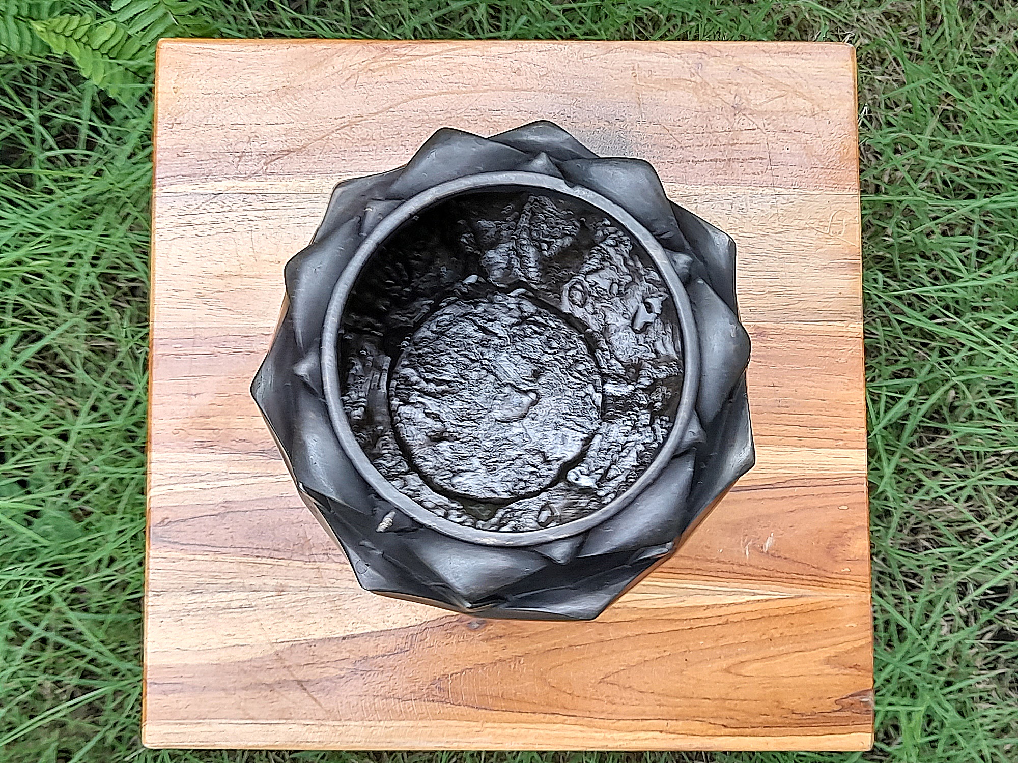 โถ้บาตร ทำน้ำมนต์ ทรงดอกบัวตูมใหญ่ เนื้อทองเหลือง สีดำ