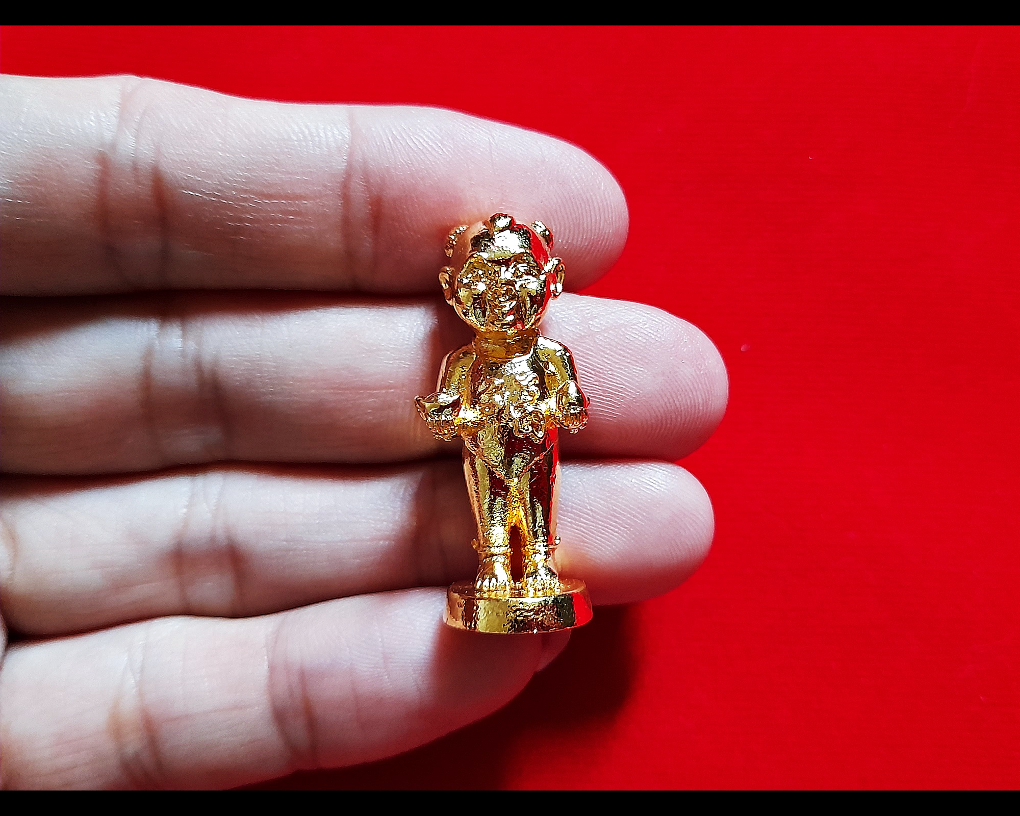 กุมารแห่งความสำเร็จ - กุมารจีน (ใส่ชุดเอี๊ยมจีน ซ้ายถือทอง ขวาถือลูกท้อ ใส่กำไล) เนื้อทองเหลือง(#ชนวน) ชุบทอง ฐานบรรจุมวลสาร ปี2564 #รับประกันแท้