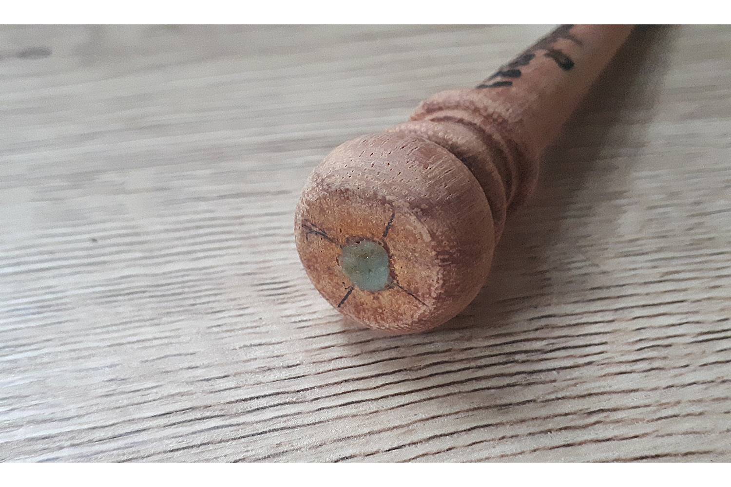 ไม้ครู (ยาว7นิ้ว ไม้หลังคาดบสถ์ จารมือ หัวใจท้าวเวสสุวรรณ) - หลวงพ่ออุดม วัดพิชัยสงคราม