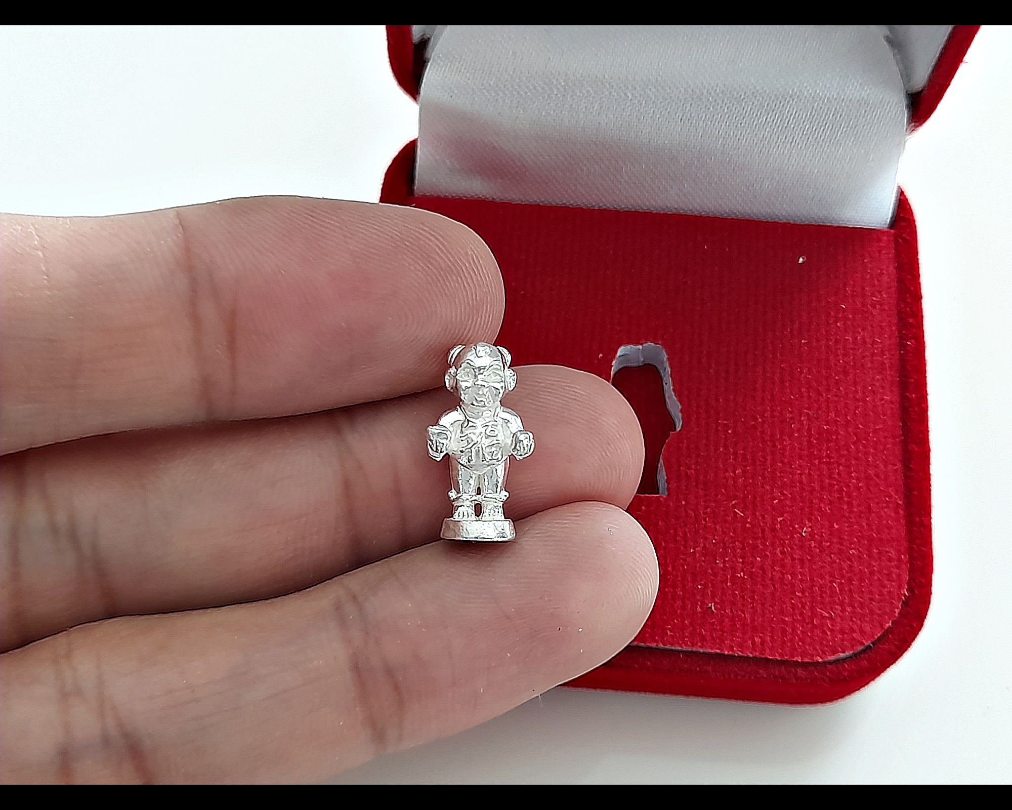 กุมารแห่งความสำเร็จ - กุมารจีน (ใส่ชุดเอี๊ยมจีน ซ้ายถือทอง ขวาถือลูกท้อ ใส่กำไล) เนื้อเงินชนวน(ขนาดจิ๋ว) ฐานบรรจุมวลสาร ปี2564 #รับประกันแท้