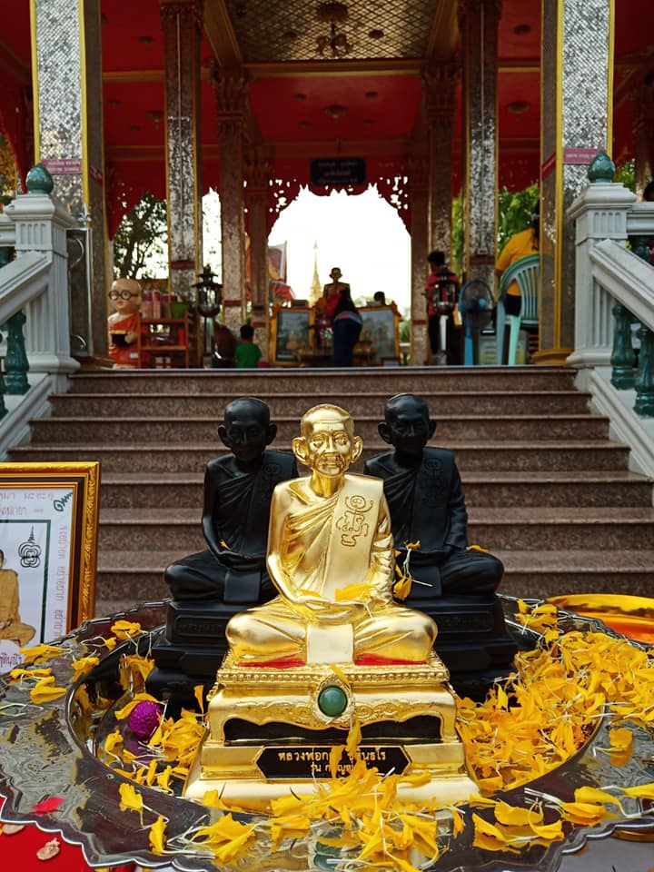 เหรียญหลวงพ่อกวย วัดโฆสิตาราม(วัดบ้านแค) เนื้อกระไหล่ทองคำ ลงยาแดง ปี2562 (แยกจากชุดกรรมการ) #รับประกันแท้ รูปภาพ สี หลวงพ่อกวย วัดโฆสิตาราม(วัดบ้านแค) (ขนาดตั้งบูชา 11x15นิ้ว) ปี2562 #รับประกันแท้ -- #พิธีดีมากดวงจิตหลวงพ่อกวยมาเสกให้เอง