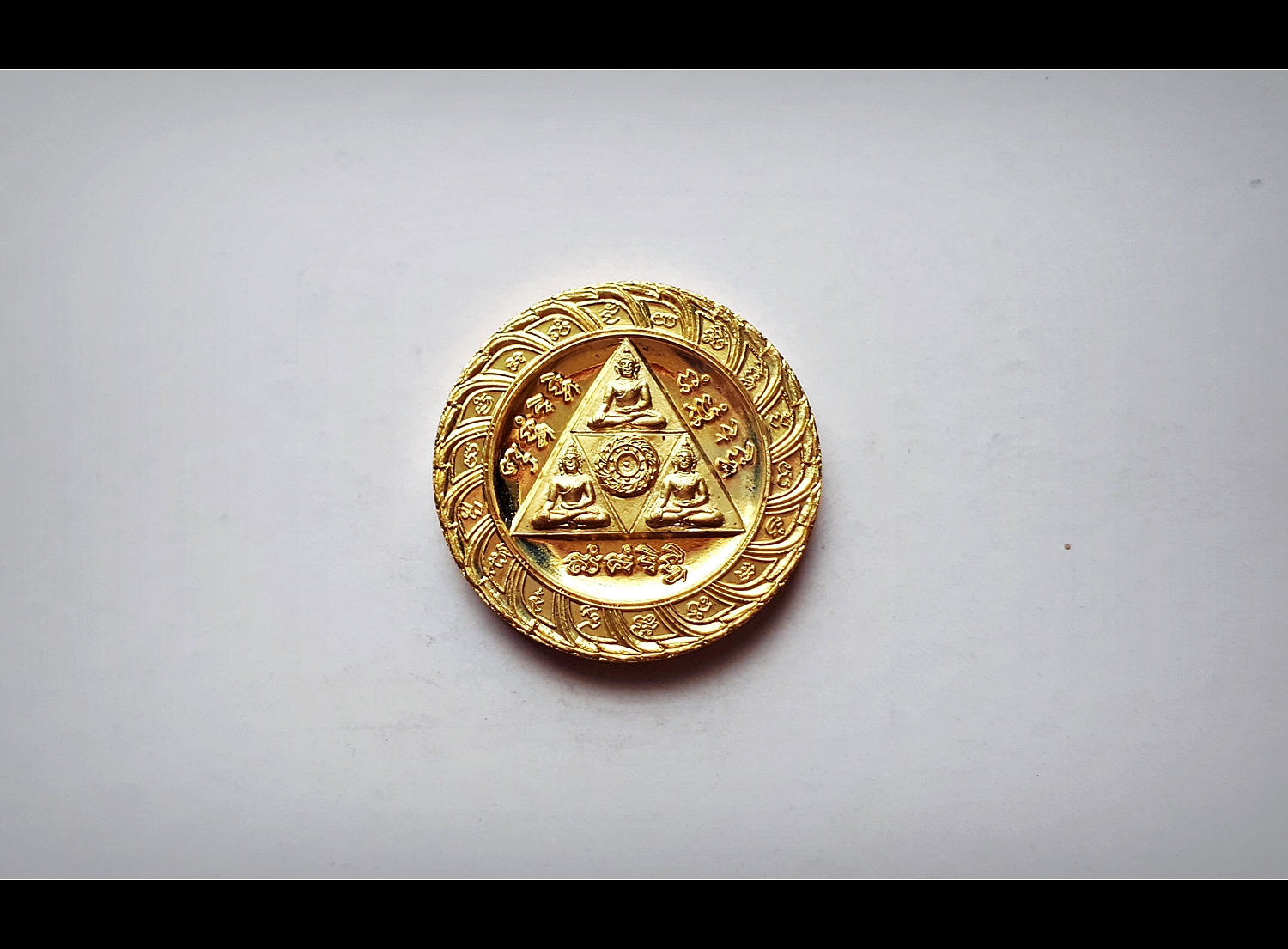 เหรียญไตรรัตนจักร เนื้อชุบทอง หลวงปู่ชื้น วัดญาณเสน