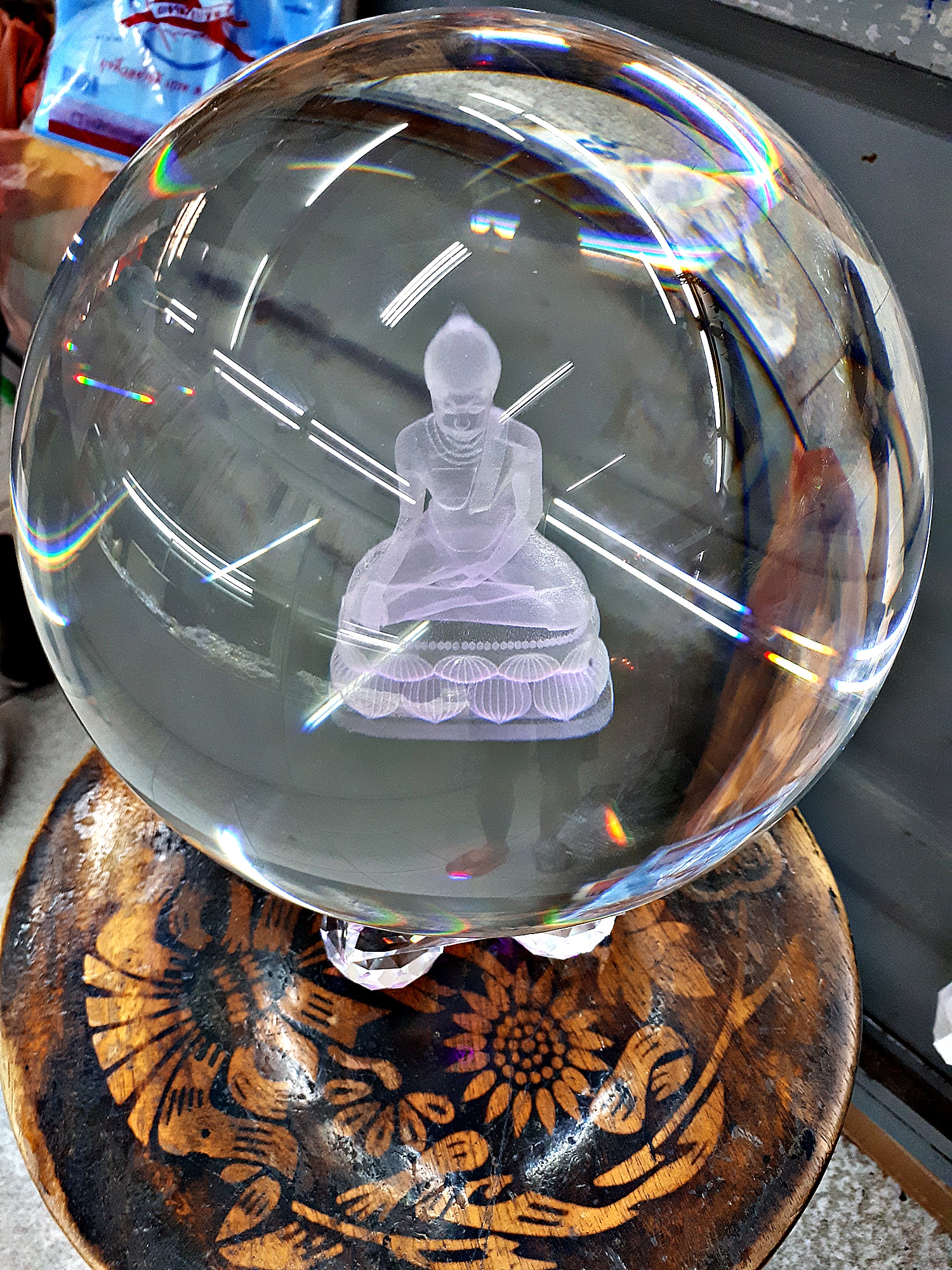 ลูกแก้ว ลาย พระพุทธรูป 3 มิติ ขนาด 8นิ้ว (20ซม.) พร้อมฐานไม้รองวาง