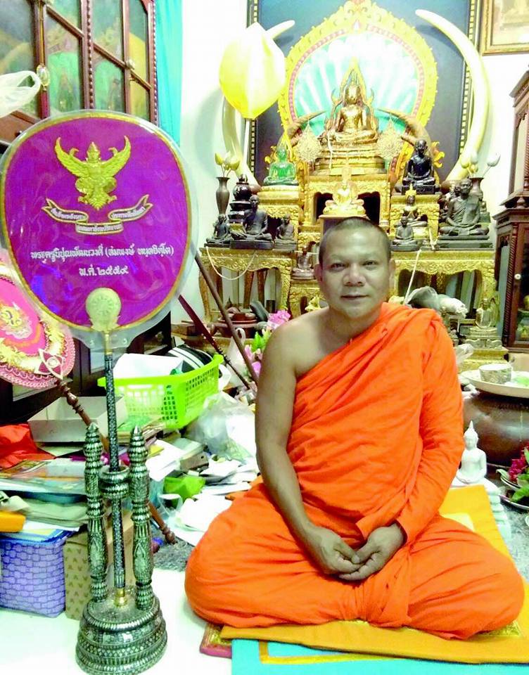 รูปหล่อ หลวงพ่อกวย วัดโฆสิตาราม ทำน้ำมนต์ (เข้าพิธีอฐิษฐานจิตปลุกเสก39พิธี) ฐานบรรจุมวลสารเก่าและ#เกศา#จีวร หลวงพ่อกวย (ขนาดห้อยคอ 1.5ซม) ปี2561 #รับประกันแท้