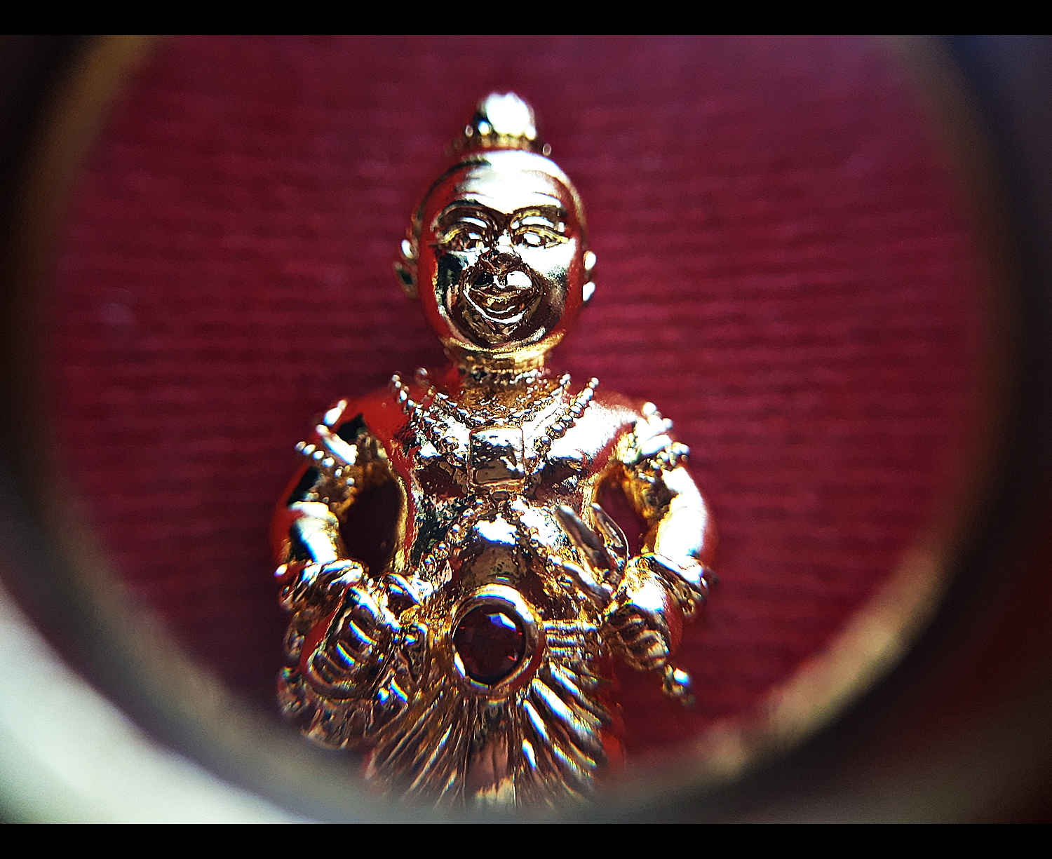 กุมารเทพ(ท่านอินทกะ) (ทรงอาวุธ ซ้าย-จักรนารายณ์ ขวา-ตรีพระอิศวร) เนื้อสำริด ชุบทองคำแท้ ฝังพลอย รุ่นพิทักษ์ ปี2559