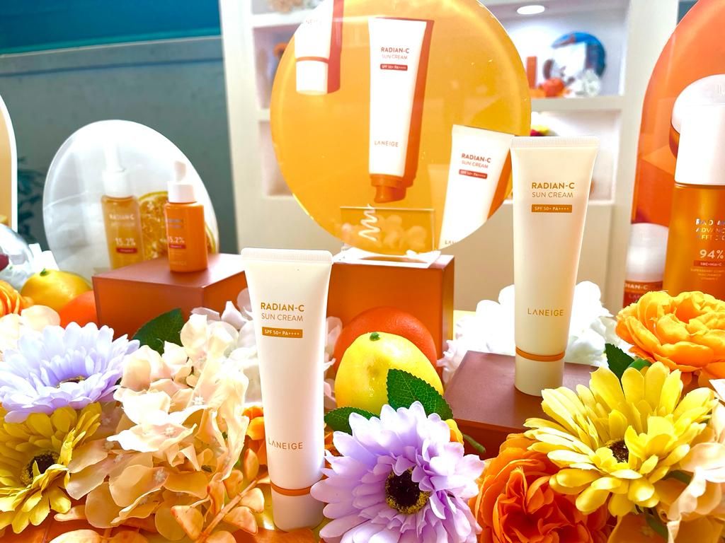 (กันแดด หลอด Tester 10mL) Laneige Radiance-C Sun Cream SPF 50+ PA++++ ลาเนจครีมกันแดด คุมมัน เนื้อบางเบา ซึมไว ไม่เป็นคราบ ให้การปกป้องผิวจาก UVA UVB ได้สูงสุด 50 เท่า พร้อมคุณสมบัติบำรุงผิวกระจ่างใส
