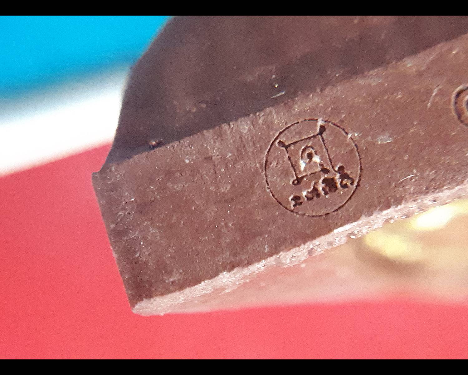 พระนางพญา(มนต์พระกาฬ) หลังพระสีวลี ปัดผงทอง เนื้อผง ปี2562