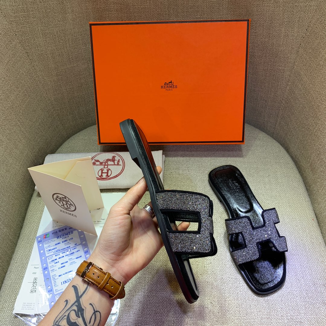 รองเท้าแตะ hm sandal glitter สอบถามไซส์ได้ค่ะสต็อคของเปลี่ยนตลอด