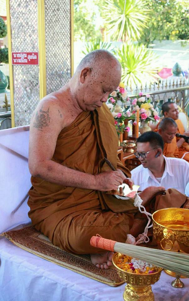 พระสมเด็จหลวงพ่อโตในวิหาร เนื้อผงชนวนมวลสารเก่าหลวงพ่อกวย รุ่นแรงครู ปี2560 หลวงพ่อกวย วัดโฆสิตาราม(วัดบ้านแค) จ.ชัยนาท ปี2563 - (ขนาด 5x7นิ้ว จีวรส้ม ด้านหน้ายันต์ครู ยันต์นะปัดตลอด ด้านหลังยันต์มงกุฎพระพุทธเจ้าหนุนดวง) ปี2563 #ปลุกเสกที่วัดโฆสิตาราม #รั