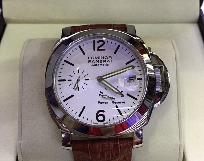 นาฬิกา Panerai Luminor รุ่น Power Reserve สีเงิน สายหนังสีนํ้าตาล หน้าปัดขาว (Pam 090)