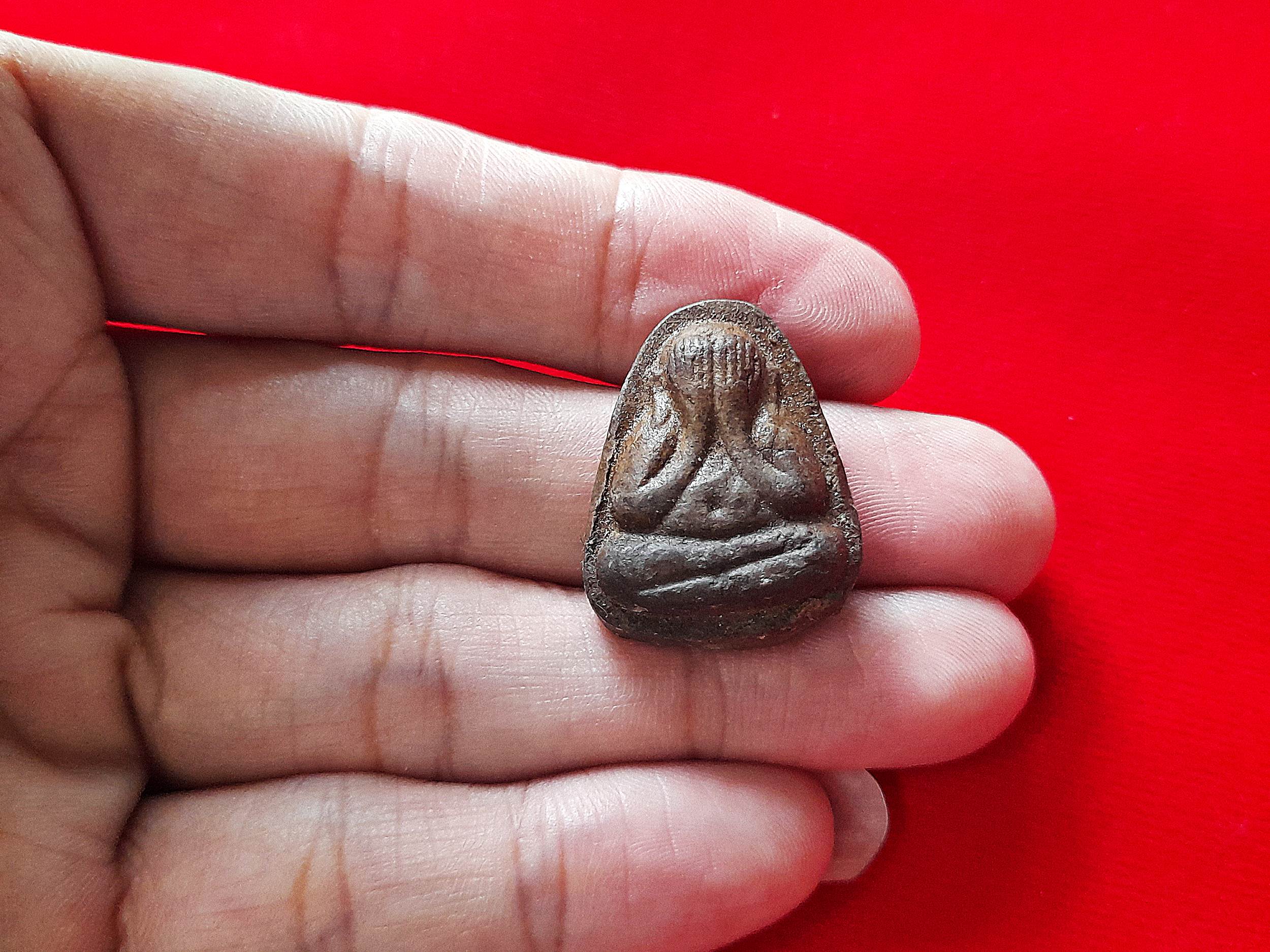 พระปิดตา หลัง ครึ่งองค์หลวงพ่อยงยุทธ เนื้อผง (แก่มวลสาร หลวงพ่อแก้ว วัดเครือวัลย์) #รับประกันแท้และทัน - หลวงพ่อยงยุทธ วัดเขาไม้แดง จ.ชลบุรี