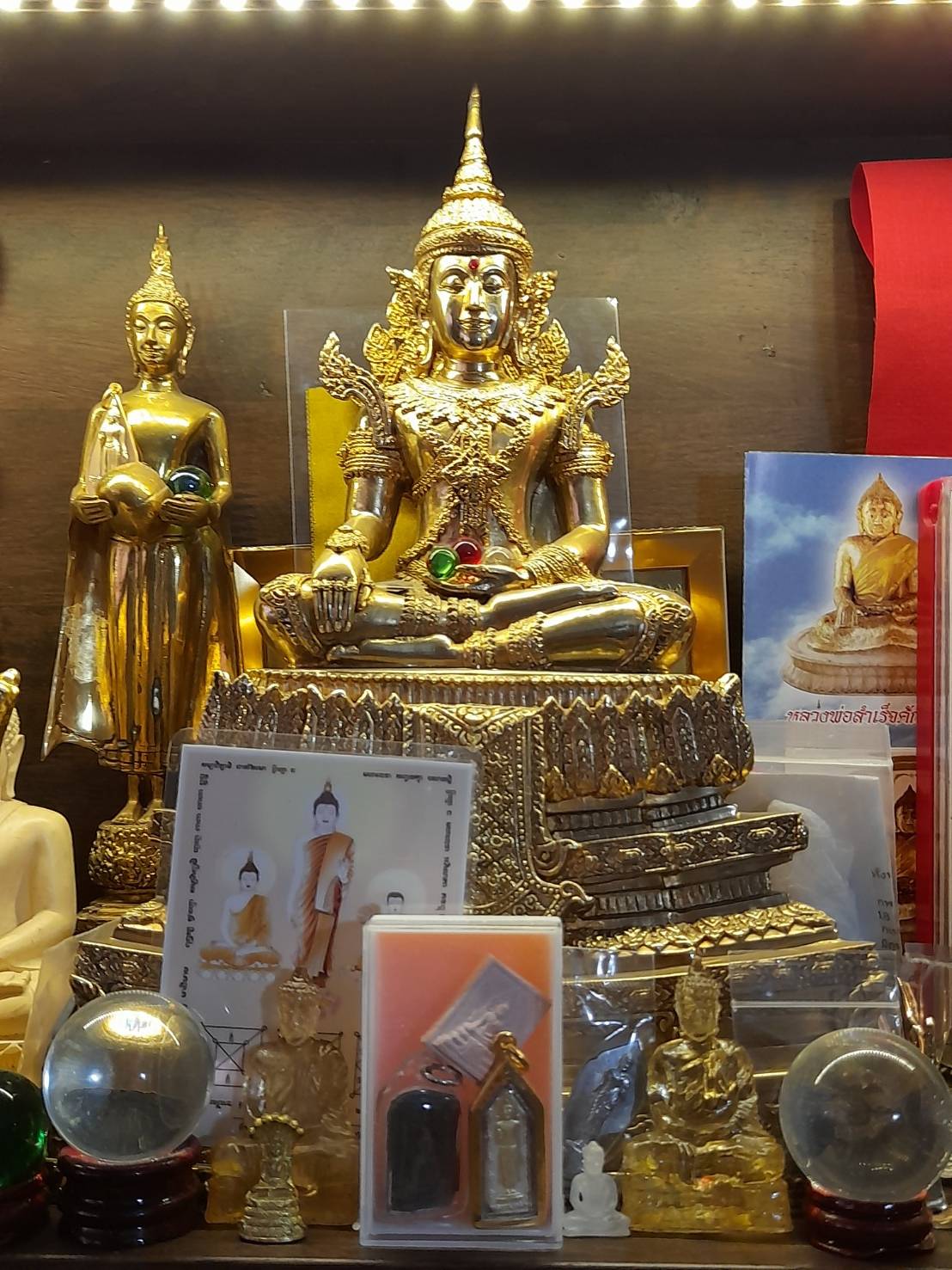 รูปหล่อ สมเด็จองค์ปฐม ทรงเครื่องอาภรณ์พระเจ้าจักรพรรดิ ฐานสูง เนื้อทองเหลือง ปี2559 - จำนวนการจัดสร้างน้อยมาก ประมาณ 60 องค์ พิธีปลุกเสก ในสายรวมลูกศิษย์หลวงพ่อฤาษีวัดท่าซุง ณ วัดเขาวงศ์