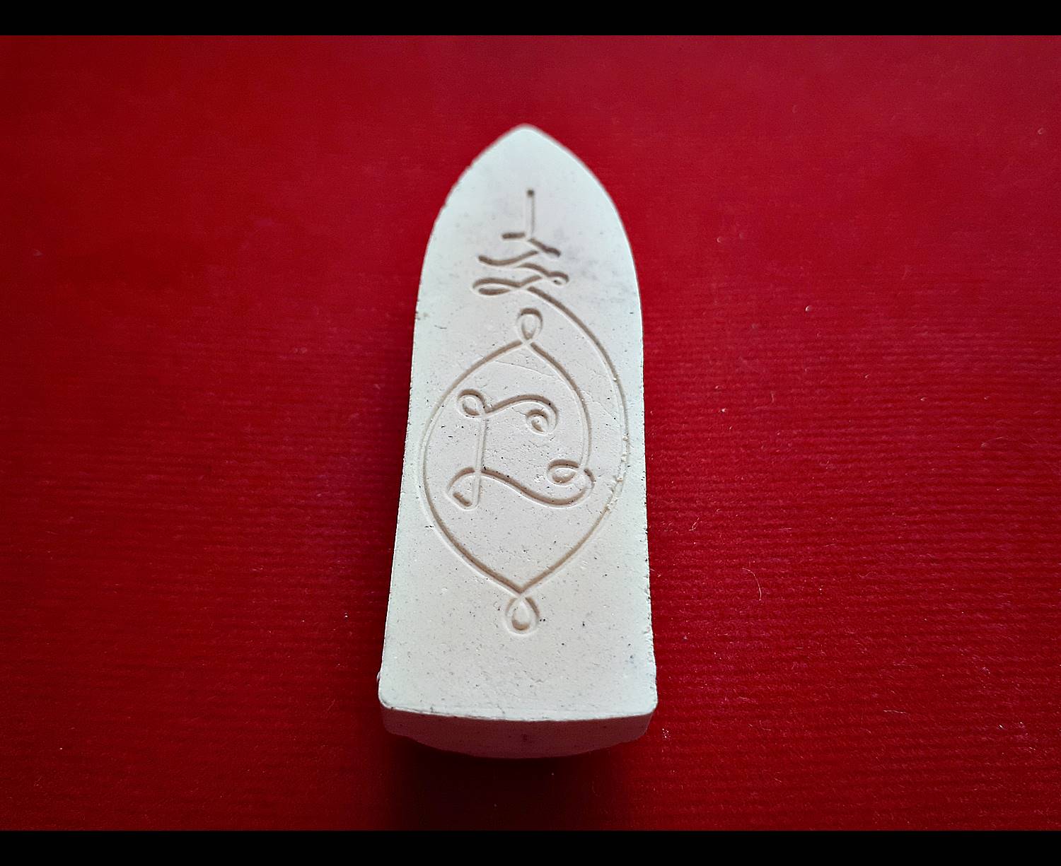 พระร่วงเดชอุดม (เนื้อผงมวลสารก้นกรุวังหน้าผสมผงอิทธิเจสายศิลปิน)