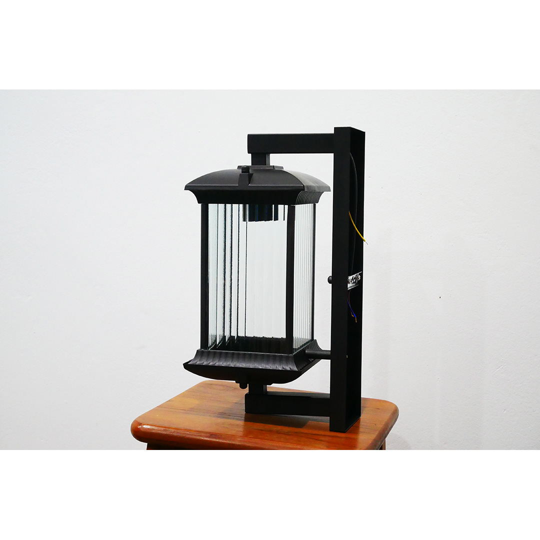 โคมไฟติดผนังภายนอกติดระเบียง ทรงสี่เหลี่ยมสีดำสไตล์ยุโรปโมเดิร์น [VC-01]