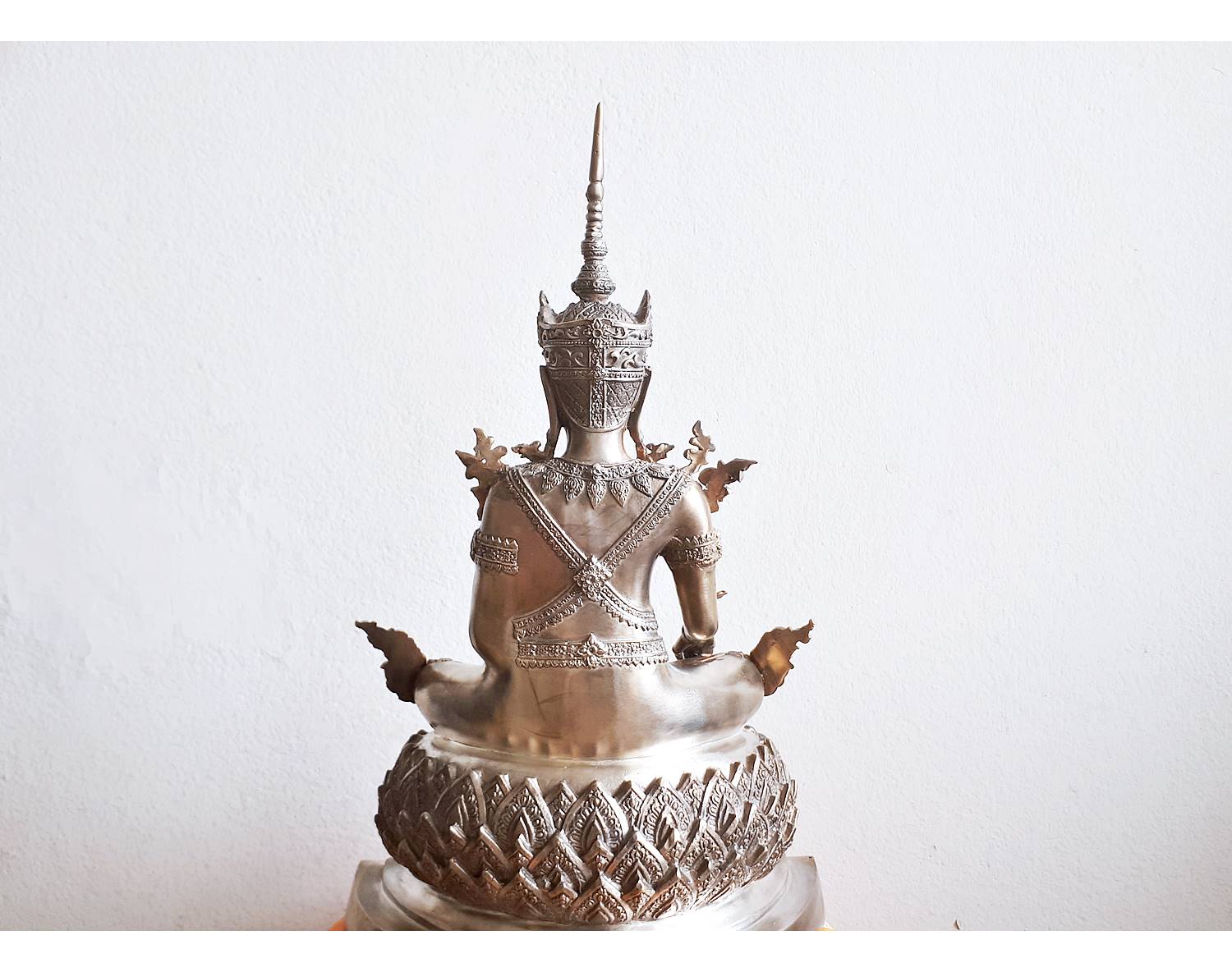 รูปหล่อ พระพุทธรูป พระจักรพรรดิ์ ปางทรงเครื่องพระจักพรรดิ์ (เนื้อทองเหลือง ขัดเงาเงิน หน้าตัก 8-9นิ้ว)