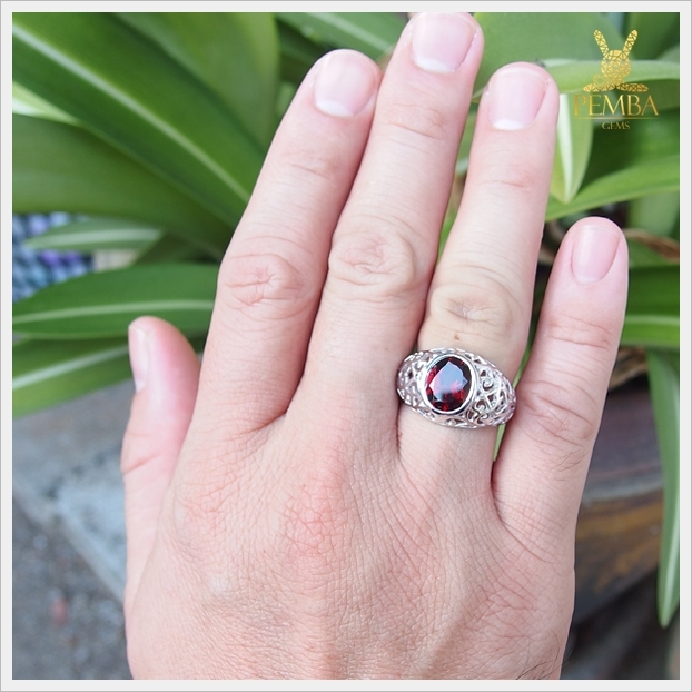 แหวนโกเมนแท้ เงินแท้ ชุบทองคำขาว ฉลุลายอย่างสวยงาม ใส่เสริมอำนาจบารมี