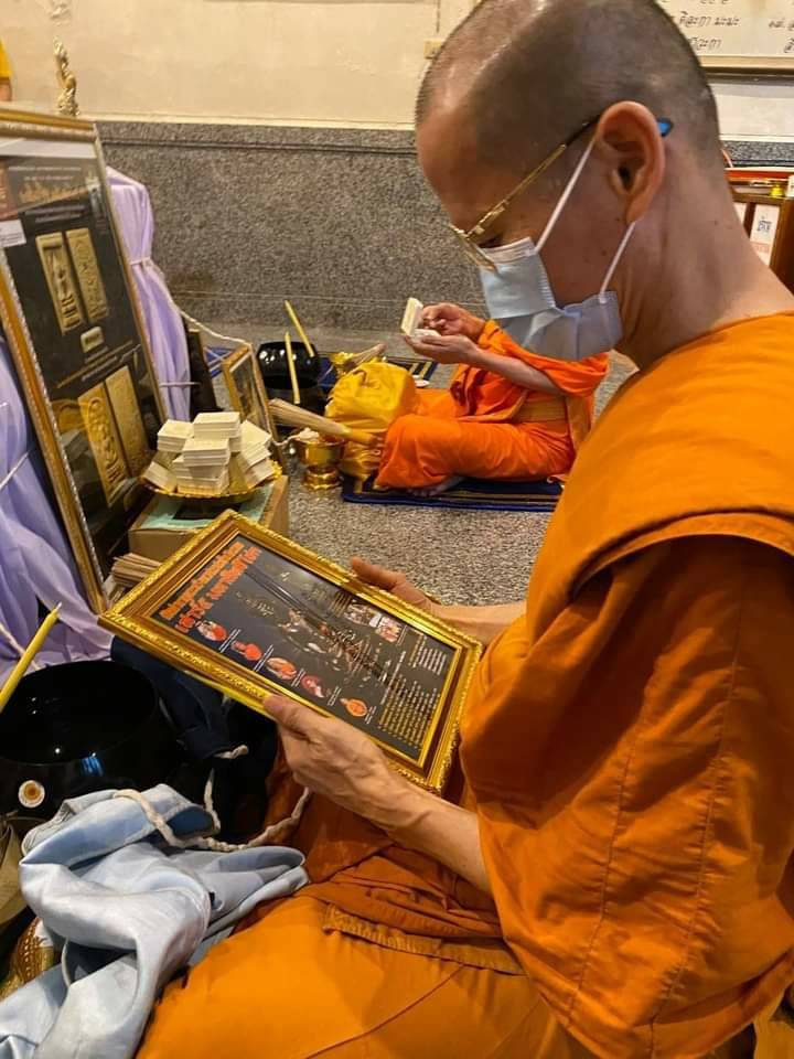 พระกริ่งสะท้านไตรภพ(นเรศวรสะท้านไตรภพ) (ปลุกเสก9พิธี) (#พิธีสะท้านไตรภพ #เสาร์๕ วัดท่าขนุน ปี2563) เนื้อแร่สังขวานรหมื่นยันต์ #รับประกันแท้ - หลวงพ่อเล็ก วัดท่าขนุน