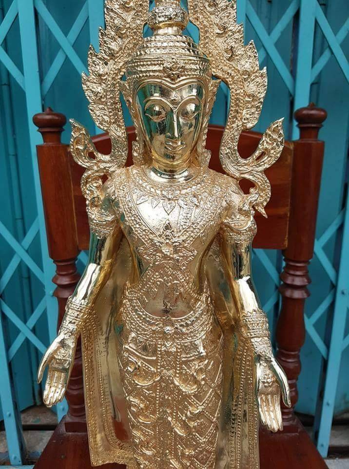 รูปหล่อ พระพุทธรูป พระจักรพรรดิ์ ทรงเครื่องจักรพรรดิ์ ปางเปิดโลก เนื้อทองเหลืองปัดเงา (สูง26นิ้ว ฐาน5นิ้ว)