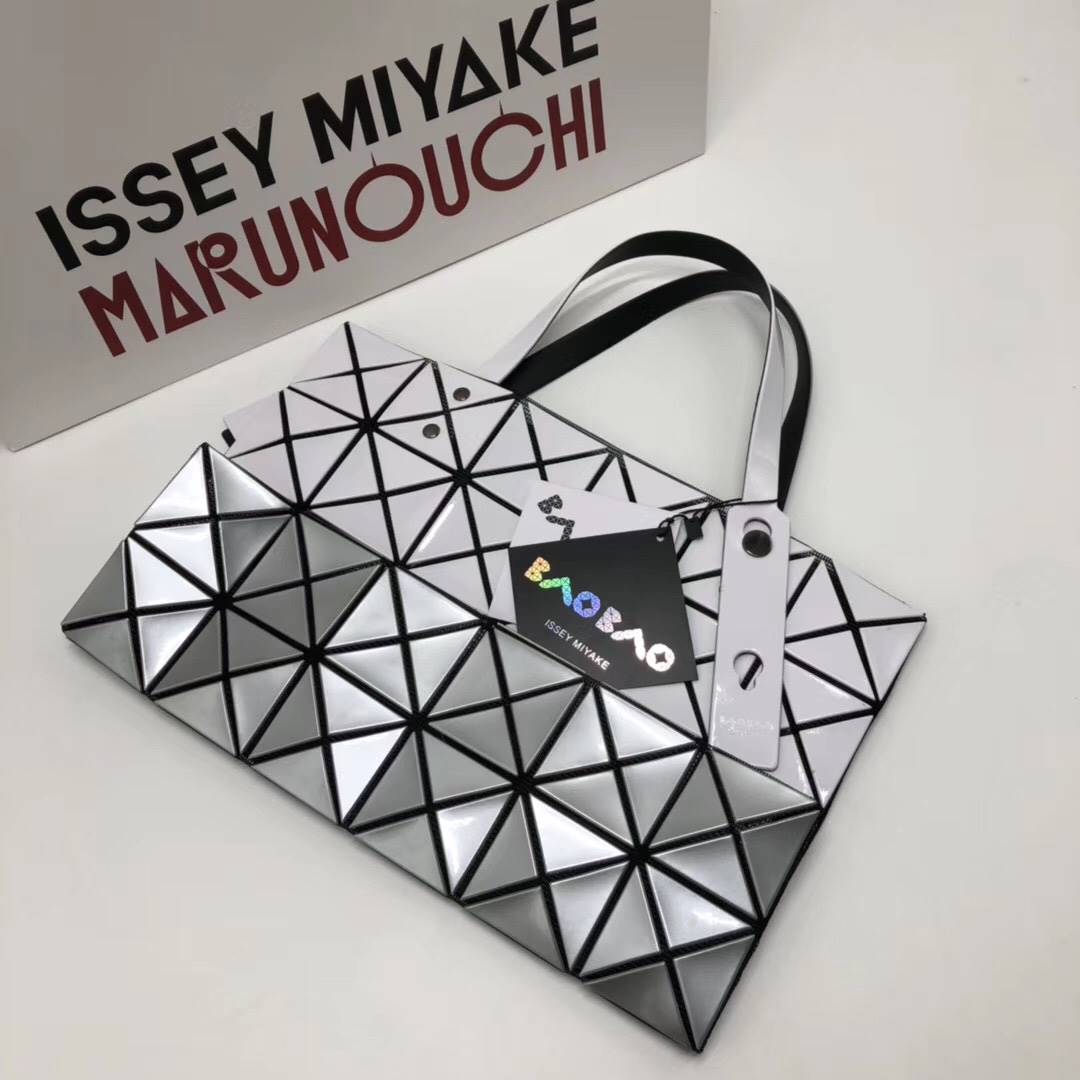 กระเป๋า issey 6x6 two tone มีสองสีในใบเดียวด้านละสี มีหลายสี