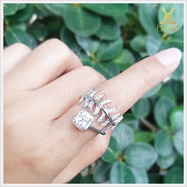 แหวนเพทายขาว ดีไซน์สวยเก๋ เพิ่มเสน่ห์บนนิ้ว เงินแท้925 แหวนพลอยแท้