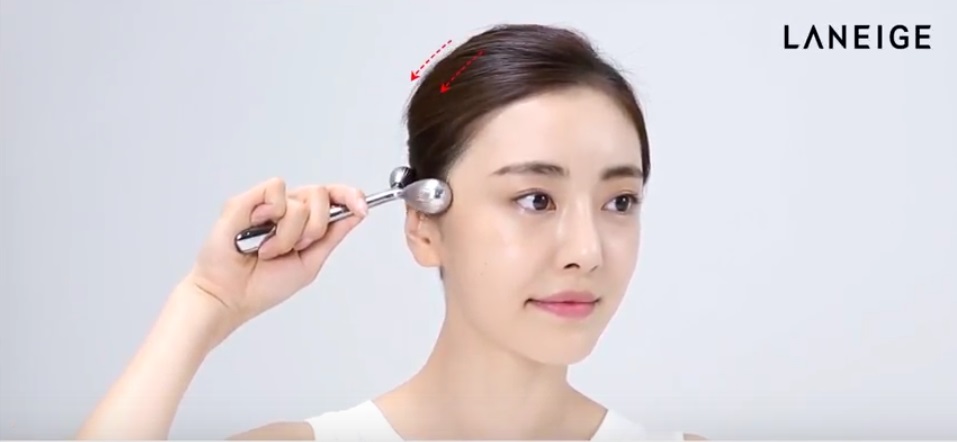 (ลดพิเศษ40%) Laneige Face-Fit Roller โรลเลอร์ยกกระชับผิวแบบอสมมาตรที่ผลิตจากทองคำขาว ให้คุณสัมผัสผิวยกกระชับเต่งตึง แลดูอ่อนเยาว์ จนสัมผัสผลลัพธ์ได้ในชั่วข้ามคืน