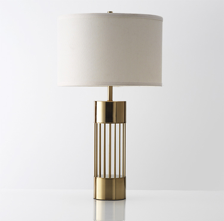 โคมไฟตั้งโต๊ะโป๊ะผ้าสีขาว38cm ฐานวางโลหะเหล็กเซาะร่องสีทองเหลือง [A225]